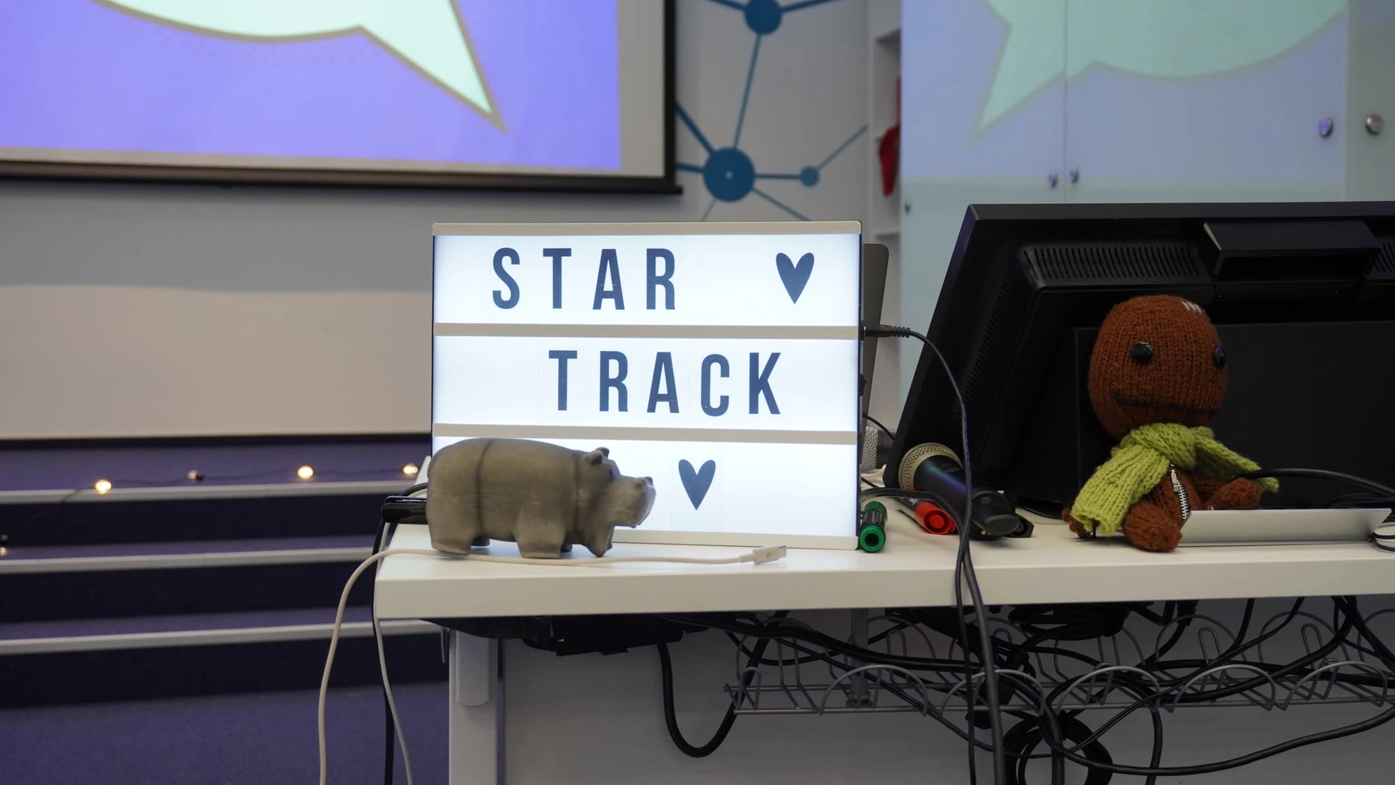 Лайтбокс с надписью STAR TRACK в аудитории