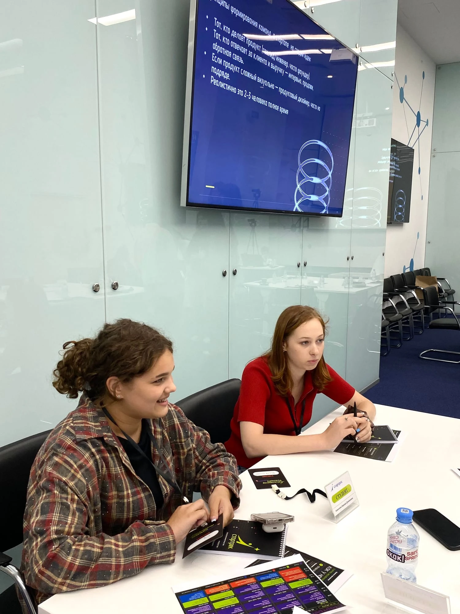 Участницы работают над проектом за столом